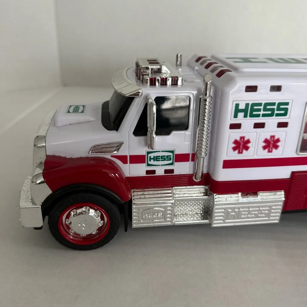 Hess Ambulance and Rescue Truck 2020/Hess Fire Truck and Ladder Rescue Set 2015 - Picture 14 of 17